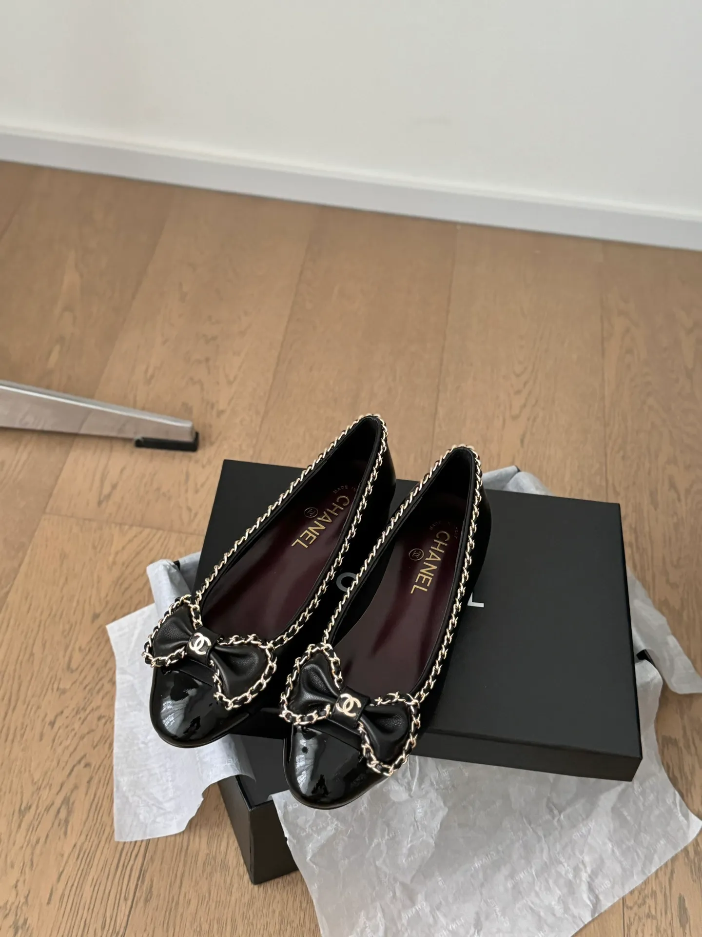 👟👟Ex-factory price 580👟👟 Purchasing agent Chanel Xiaoxiang 24A new chain double C thick heel shoes! 1:1 replica of the original. A classic among classics. It is perfect whether paired with trousers or skirts. The small round head design is very good at modifying the shape of the feet. A must-have for little fairies! The upper is made of imported lambskin, the lining is top-grade mixed sheepskin, and the outsole is imported Italian cowhide. Heel height: 2.5cm. Size: 35-39 (40/41/42/43 customized)